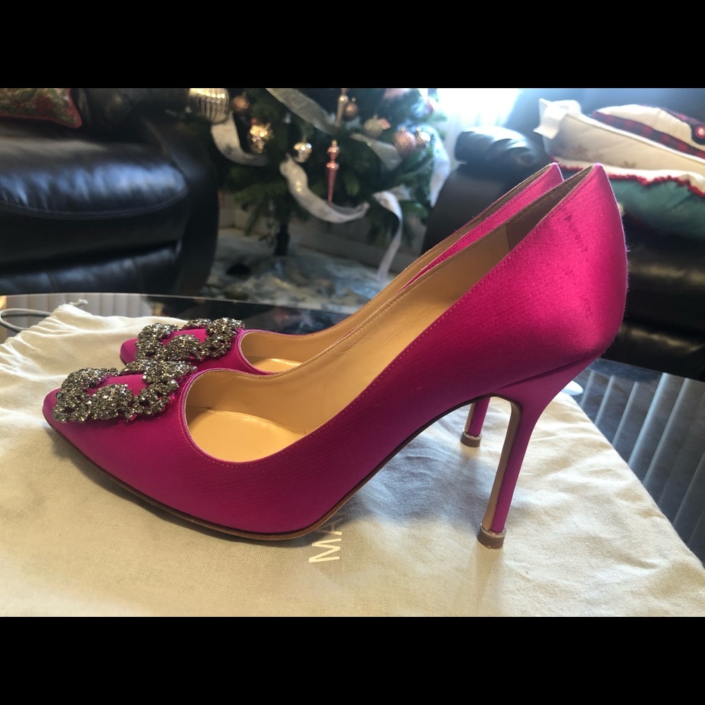 💯 % authentic Manolo Blahnik.